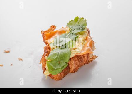 Frühstück Rührei Croissant Sandwich. Stockfoto