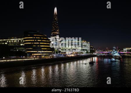 London Bridge City am Südufer mit Blick über die Themse bei Nacht mit beleuchteten Gebäuden und Shard Wolkenkratzern Stockfoto