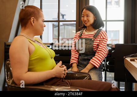 Porträt der lächelnden Asiatin als Friseurberaterin im Schönheitssalon Stockfoto