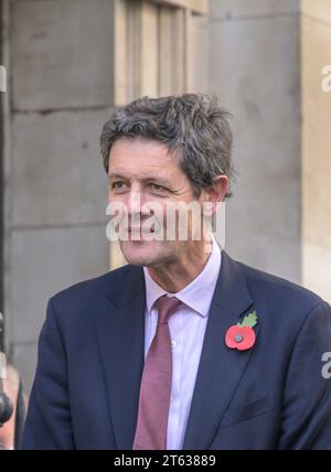 Hugh Pym (BBC News Health Editor) verlässt eine Gedenkfeier für George Alagiah (BBC Newsreader) in St. Martin in the Fields, 7. November 2023 Stockfoto