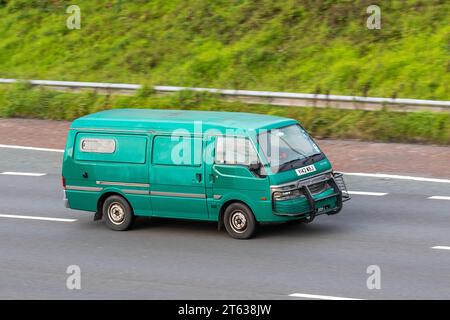 2001 Mazda E2200 MWB Di Green LCV Fensterscheibe Van Kraftstofftyp Diesel 2184 ccm; Fahrt mit Geschwindigkeit auf der Autobahn M6 im Großraum Manchester, Großbritannien Stockfoto