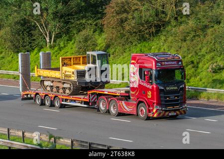 Terramac RT6 Kompaktkettenraupenfahrzeug Buckhurst Plant Hire liefert Maschinen und Ausrüstung Scania Super LKW-Träger für die M6 im Großraum Manchester, Großbritannien Stockfoto