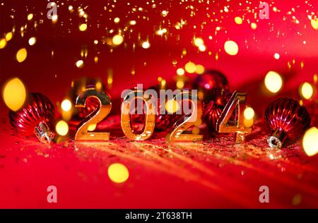 2024 goldfarbene Zahlen und glitzerndes Konfetti auf einem leuchtend roten Hintergrund. Neujahrszusammensetzung. Texthintergrund. Neujahr und Business Conce Stockfoto