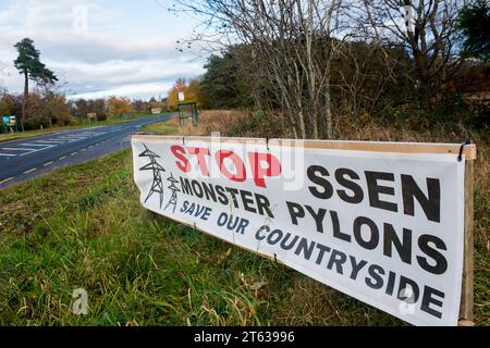 Anti-Pylon-Banner am Straßenrand in Drum Village Aberdeenshire, in der Nähe von Aberdeen, Schottland Stockfoto