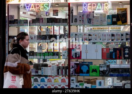 Godalming, Surrey, Großbritannien. November 2023. Ein Vape Store in der Godalming High Street in Surrey. Die Regierung plant, nächsten Monat ein neues Tabak- und Vapes-Gesetz einzuführen, das strengere Beschränkungen für das Dampfen bedeuten würde, um die Gesundheit der Kinder zu schützen. Die Pläne sehen vor, dass der Verkauf von Zigaretten schrittweise eingestellt wird, so dass sie niemals an Kinder im Alter von 14 Jahren oder jünger verkauft werden dürfen. Die Regierung erwägt auch die Einführung einer neuen Steuer auf Vapes. Quelle: Maureen McLean/Alamy Live News Stockfoto