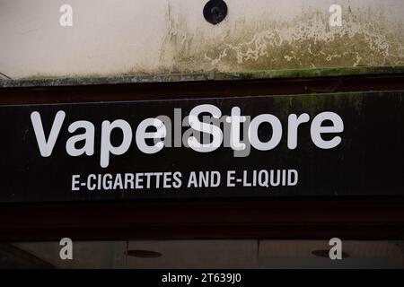 Godalming, Surrey, Großbritannien. November 2023. Ein Vape Store in der Godalming High Street in Surrey. Die Regierung plant, nächsten Monat ein neues Tabak- und Vapes-Gesetz einzuführen, das strengere Beschränkungen für das Dampfen bedeuten würde, um die Gesundheit der Kinder zu schützen. Die Pläne sehen vor, dass der Verkauf von Zigaretten schrittweise eingestellt wird, so dass sie niemals an Kinder im Alter von 14 Jahren oder jünger verkauft werden dürfen. Die Regierung erwägt auch die Einführung einer neuen Steuer auf Vapes. Quelle: Maureen McLean/Alamy Live News Stockfoto