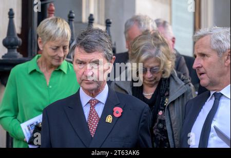 Vizeadmiral Tim Lawrence (Ehemann von Prinzessin Anne, Prinzessin Royal) und Mark Austin (Sky News) verließen eine Gedenkfeier für ... Stockfoto