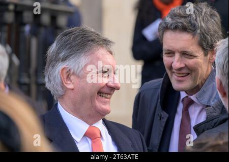 Simon McCoy (TV-Nachrichtenmoderator bei GB News, ehemals BBC and Sky) und Hugh Pym (BBC News Health Editor), London Nov 2023 Stockfoto