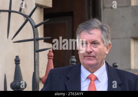 Simon McCoy (TV-Moderator bei GB News, ehemals BBC and Sky) verlässt eine Gedenkfeier in St. Martin in the Fields, 7. November 2023 Stockfoto