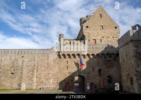 Das Hotel de Ville wurde in die alte Stadtmauer von St. Malo gebaut Stockfoto