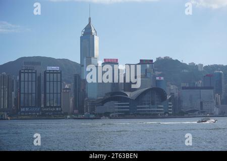 Hong Kong Victoria Harbour an einem sonnigen Tag Stockfoto