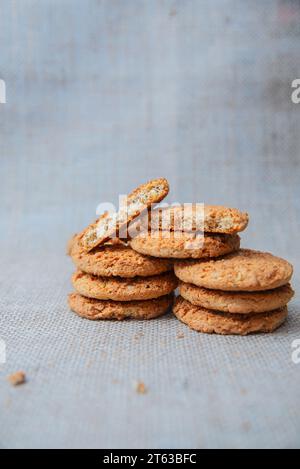 Traditionelle Haferbrei-Kekse übereinander gestapelt. Gesunde Frühstücksplätzchen. Stockfoto