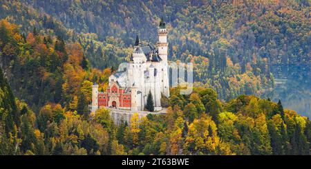 Ein 2:1-Panoramafoto von Schloss Neuschwanstein umgeben von Herbstfarben, in der Nähe der Stadt Füssen, im Allgäu, in Bayern, im Süden Stockfoto