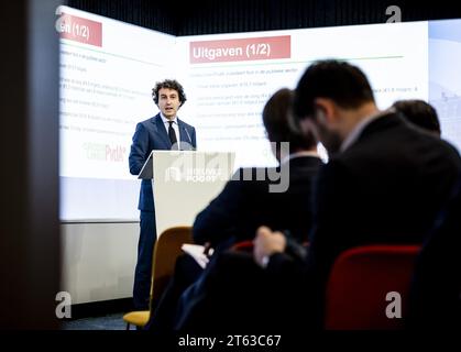 DER HAAG - Jesse Klaver (GroenLinks/PvdA) gibt in Nieuwspoort nach einer Pressekonferenz eine Erklärung über die Berechnung der Wahlprogramme der politischen Parteien. Die Wähler werden zu den Wahlen zum Repräsentantenhaus am 22. November kommen. ANP REMKO DE WAAL niederlande raus - belgien raus Stockfoto