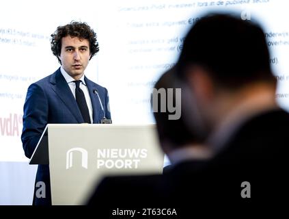 DER HAAG - Jesse Klaver (GroenLinks/PvdA) gibt in Nieuwspoort nach einer Pressekonferenz eine Erklärung über die Berechnung der Wahlprogramme der politischen Parteien. Die Wähler werden zu den Wahlen zum Repräsentantenhaus am 22. November kommen. ANP REMKO DE WAAL niederlande raus - belgien raus Stockfoto