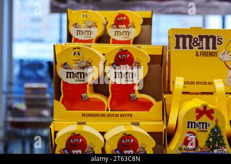 Tyumen, Russland-04. November 2023: M und ms bunt knopfförmige Schokoladenbonbons. Geschenke für das neue Jahr. Selektiver Fokus Stockfoto