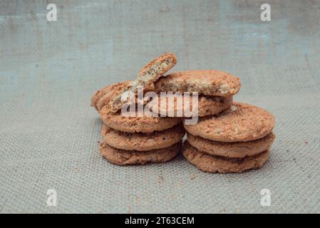 Traditionelle Haferbrei-Kekse übereinander gestapelt. Gesunde Frühstücksplätzchen. Stockfoto