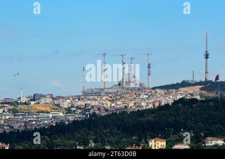 Istanbul, Türkiye. Blick auf die Camlıca-Moschee von Kabatas, Büyük Çamlıca Camii Stockfoto