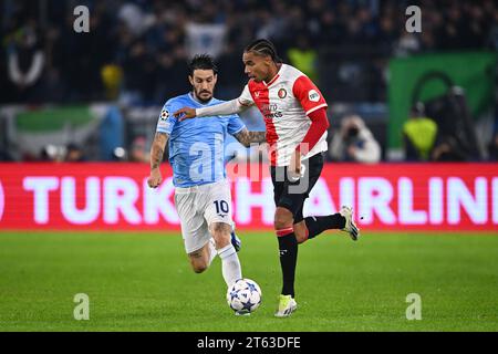 Calvin Stengs von Fayenoord und Luis Alberto von der SS Lazio kämpfen um den Ball während des UEFA Champions League-Spiels zwischen SS Lazio und Feyenoord A Stockfoto