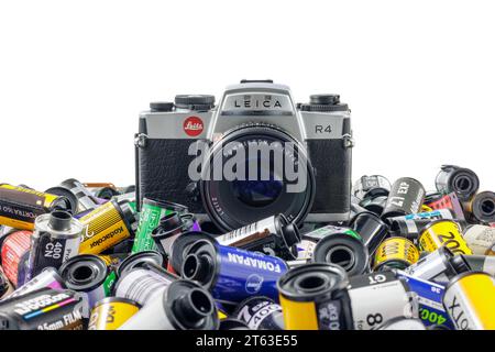 Dieren, Niederlande - 27. Oktober 2023: Leica R4 Fotokamera mit gebrauchten 35-mm-Filmrollenkartuschen vor weißem Hintergrund in Dieren Stockfoto