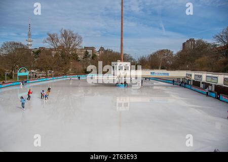 Deutschland, Hamburg, Menschen Eislaufen in Planten un Blomen Park in der  Dmmerung Stockfotografie - Alamy