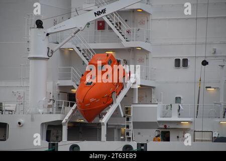 Hamburg, Deutschland 17. März 2023, das Freifall-Rettungsboot auf dem Heck eines Containerschiffs Stockfoto