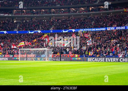 Madrid, Spanien. November 2023. Atletico Madrid Fans spielten vor dem Fußballspiel der UEFA Champions League zwischen Atletico Madrid und Celtic am 07. November 2023 im Civitas Metropolitano Stadion in Madrid, Spanien Credit: Independent Photo Agency/Alamy Live News Stockfoto