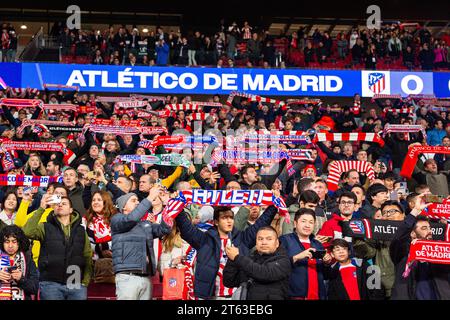 Madrid, Spanien. November 2023. Atletico Madrid Fans spielten vor dem Fußballspiel der UEFA Champions League zwischen Atletico Madrid und Celtic am 07. November 2023 im Civitas Metropolitano Stadion in Madrid, Spanien Credit: Independent Photo Agency/Alamy Live News Stockfoto