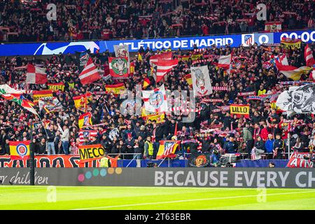 Madrid, Spanien. November 2023. Atletico Madrid Fans spielten vor dem Fußballspiel der UEFA Champions League zwischen Atletico Madrid und Celtic am 07. November 2023 im Civitas Metropolitano Stadion in Madrid, Spanien Credit: Independent Photo Agency/Alamy Live News Stockfoto