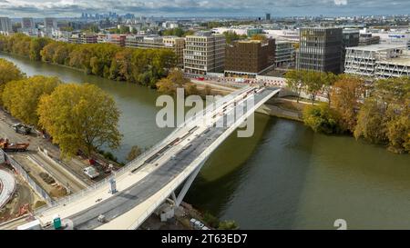 Exklusiv - ein Blick aus der Vogelperspektive auf das Olympische Dorf Paris 2024 am 3. November 2023 in Saint-Denis, Pariser Stadtrand, Frankreich. Mit den Olympischen Spielen 2024 in Paris im Jahr ist der Bau des Dorfes, das rund 14.000 Athleten beherbergen wird, im Departement seine-Saint-Denis, dem ärmsten Departement des französischen Festlandes, in vollem Gange. Die für den Bau der Olympischen Spiele zuständige öffentliche Institution Solideo verspricht, dass das Olympische Dorf ein dauerhaftes Erbe in der Arbeiterzone hinterlassen wird, in der 25 Prozent der Einwohner unterhalb der Armutsgrenze leben. Wenn die Spiele vorbei sind, wird es das Dorf tun Stockfoto