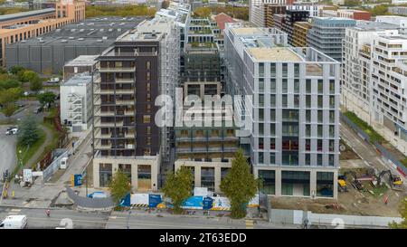 Exklusiv - ein Blick aus der Vogelperspektive auf das Olympische Dorf Paris 2024 am 3. November 2023 in Saint-Denis, Pariser Stadtrand, Frankreich. Mit den Olympischen Spielen 2024 in Paris im Jahr ist der Bau des Dorfes, das rund 14.000 Athleten beherbergen wird, im Departement seine-Saint-Denis, dem ärmsten Departement des französischen Festlandes, in vollem Gange. Die für den Bau der Olympischen Spiele zuständige öffentliche Institution Solideo verspricht, dass das Olympische Dorf ein dauerhaftes Erbe in der Arbeiterzone hinterlassen wird, in der 25 Prozent der Einwohner unterhalb der Armutsgrenze leben. Wenn die Spiele vorbei sind, wird es das Dorf tun Stockfoto