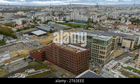 Exklusiv - ein Blick aus der Vogelperspektive auf das Olympische Dorf Paris 2024 am 3. November 2023 in Saint-Denis, Pariser Stadtrand, Frankreich. Mit den Olympischen Spielen 2024 in Paris im Jahr ist der Bau des Dorfes, das rund 14.000 Athleten beherbergen wird, im Departement seine-Saint-Denis, dem ärmsten Departement des französischen Festlandes, in vollem Gange. Die für den Bau der Olympischen Spiele zuständige öffentliche Institution Solideo verspricht, dass das Olympische Dorf ein dauerhaftes Erbe in der Arbeiterzone hinterlassen wird, in der 25 Prozent der Einwohner unterhalb der Armutsgrenze leben. Wenn die Spiele vorbei sind, wird es das Dorf tun Stockfoto