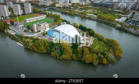 Exklusiv - ein Blick aus der Vogelperspektive auf das Olympische Dorf Paris 2024 am 3. November 2023 in Saint-Denis, Pariser Stadtrand, Frankreich. Mit den Olympischen Spielen 2024 in Paris im Jahr ist der Bau des Dorfes, das rund 14.000 Athleten beherbergen wird, im Departement seine-Saint-Denis, dem ärmsten Departement des französischen Festlandes, in vollem Gange. Die für den Bau der Olympischen Spiele zuständige öffentliche Institution Solideo verspricht, dass das Olympische Dorf ein dauerhaftes Erbe in der Arbeiterzone hinterlassen wird, in der 25 Prozent der Einwohner unterhalb der Armutsgrenze leben. Wenn die Spiele vorbei sind, wird es das Dorf tun Stockfoto