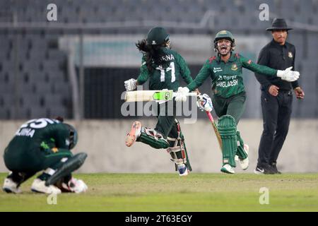 Nigar Sultana Joty feiert, als das Bangladesch-Cricket-Team den zweiten ODI der drei-Matches-Serie gegen Pakistan in einem aufregenden Su gewann Stockfoto