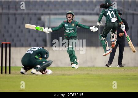 Nigar Sultana Joty feiert, als das Bangladesch-Cricket-Team den zweiten ODI der drei-Matches-Serie gegen Pakistan in einem aufregenden Su gewann Stockfoto