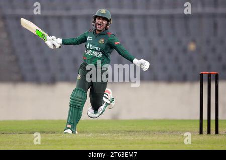 Nigar Sultana Joty feiert, als das Bangladesch-Cricket-Team den zweiten ODI der drei-Matches-Serie gegen Pakistan in einem aufregenden Su gewann Stockfoto