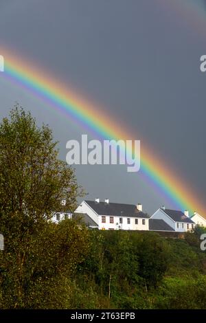 Rainbow über Sozialwohnungen in Ardara, County Donegal, Irland Stockfoto