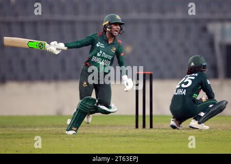 Nigar Sultana Joty feiert, als das Bangladesch-Cricket-Team den zweiten ODI der drei-Matches-Serie gegen Pakistan in einem aufregenden Su gewann Stockfoto