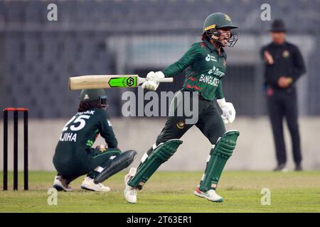 Nigar Sultana Joty feiert, als das Bangladesch-Cricket-Team den zweiten ODI der drei-Matches-Serie gegen Pakistan in einem aufregenden Su gewann Stockfoto