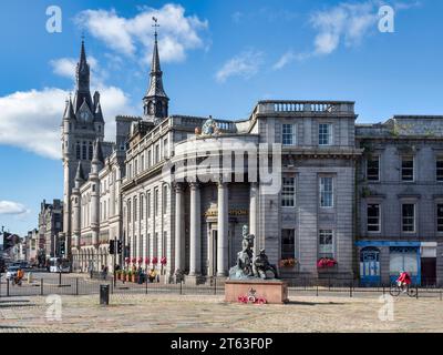 13. September 2022: Aberdeen, Schottland, Großbritannien - Blick vom Marktplatz auf die Granitarchitektur, für die die Stadt berühmt ist... Stockfoto