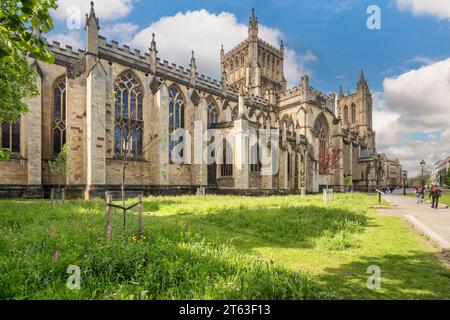 11. Mai 2023: Bristol, UK - Bristol Cathedral, Kathedrale Kirche der Heiligen und ungeteilten Dreifaltigkeit, an einem sonnigen Frühlingsmorgen im No Mow May. Stockfoto