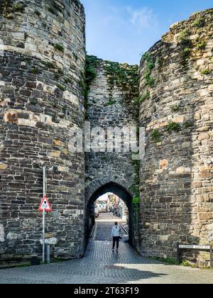 29. September 2023: Conwy, Nordwales – das Lower Gate in den Stadtmauern von Conwy, Nordwales, das zum Uferkai führt. Stockfoto