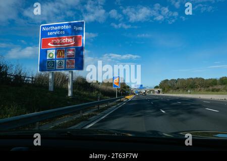 Ein Schild für den Northampton Services Motorway Service Station in Richtung Norden an der M1 in der Nähe des Dorfes Watford, Northamptonshire, England. Kredit: SMP Stockfoto