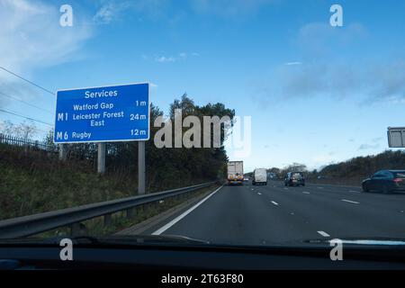 Ein Straßenschild für den Watford Gap Motorway Service in Richtung Norden an der M1 in der Nähe des Dorfes Watford, Northamptonshire, England. Kredit: SMP News / Alam Stockfoto