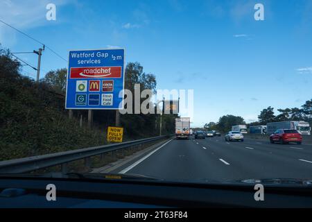 Ein Straßenschild für den Watford Gap Motorway Service in Richtung Norden an der M1 in der Nähe des Dorfes Watford, Northamptonshire, England. Kredit: SMP News / Alam Stockfoto