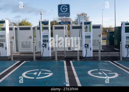 Elektrische Ladestationen an der North bound Watford Gap Motorway Services an der M1 in der Nähe des Dorfes Watford, Northamptonshire, England. Kredit: SMP Stockfoto