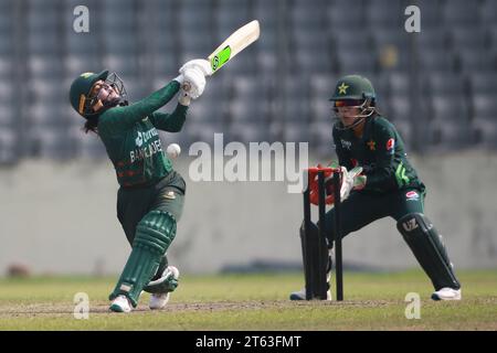 Im zweiten ODI im Sher-e-Bangla National Cricket Stadium i schlägt Nigar Sultana Joty gegen Pakistan Stockfoto