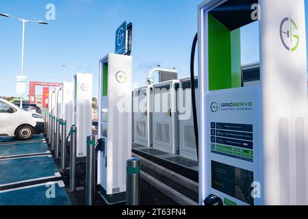 Elektrische Ladestationen an der North bound Watford Gap Motorway Services an der M1 in der Nähe des Dorfes Watford, Northamptonshire, England. Kredit: SMP Stockfoto