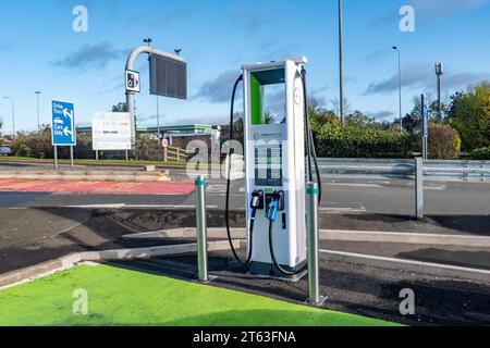 Elektrische Ladestationen an der North bound Watford Gap Motorway Services an der M1 in der Nähe des Dorfes Watford, Northamptonshire, England. Kredit: SMP Stockfoto