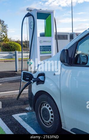 Elektrische Ladestationen an der North bound Watford Gap Motorway Services an der M1 in der Nähe des Dorfes Watford, Northamptonshire, England. Kredit: SMP Stockfoto